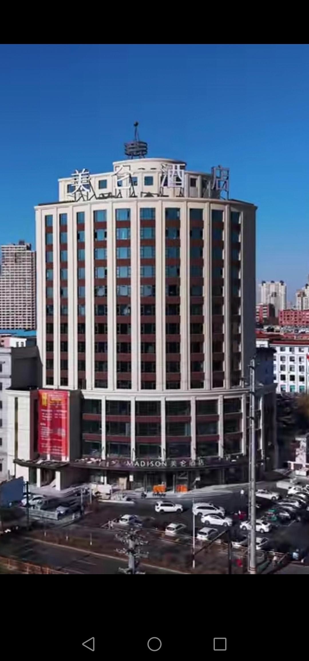 吉林市丰满大厦即将改造升级完毕，酒店的牌子已然挂上，这座闲置多年的大厦终于要启用