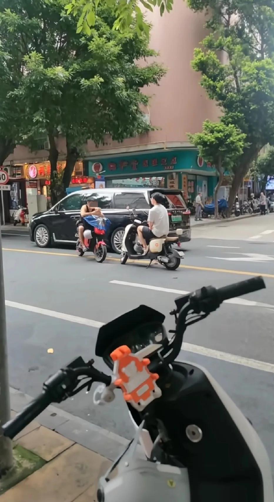 这是做什么？马路中间。
