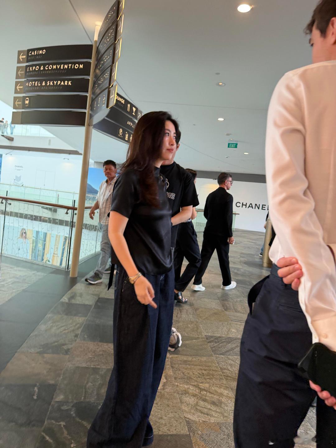 新加坡偶遇朱珠夫妇网友新加坡偶遇朱珠夫妇网友在新加坡偶遇朱珠夫妇，朱珠的状态