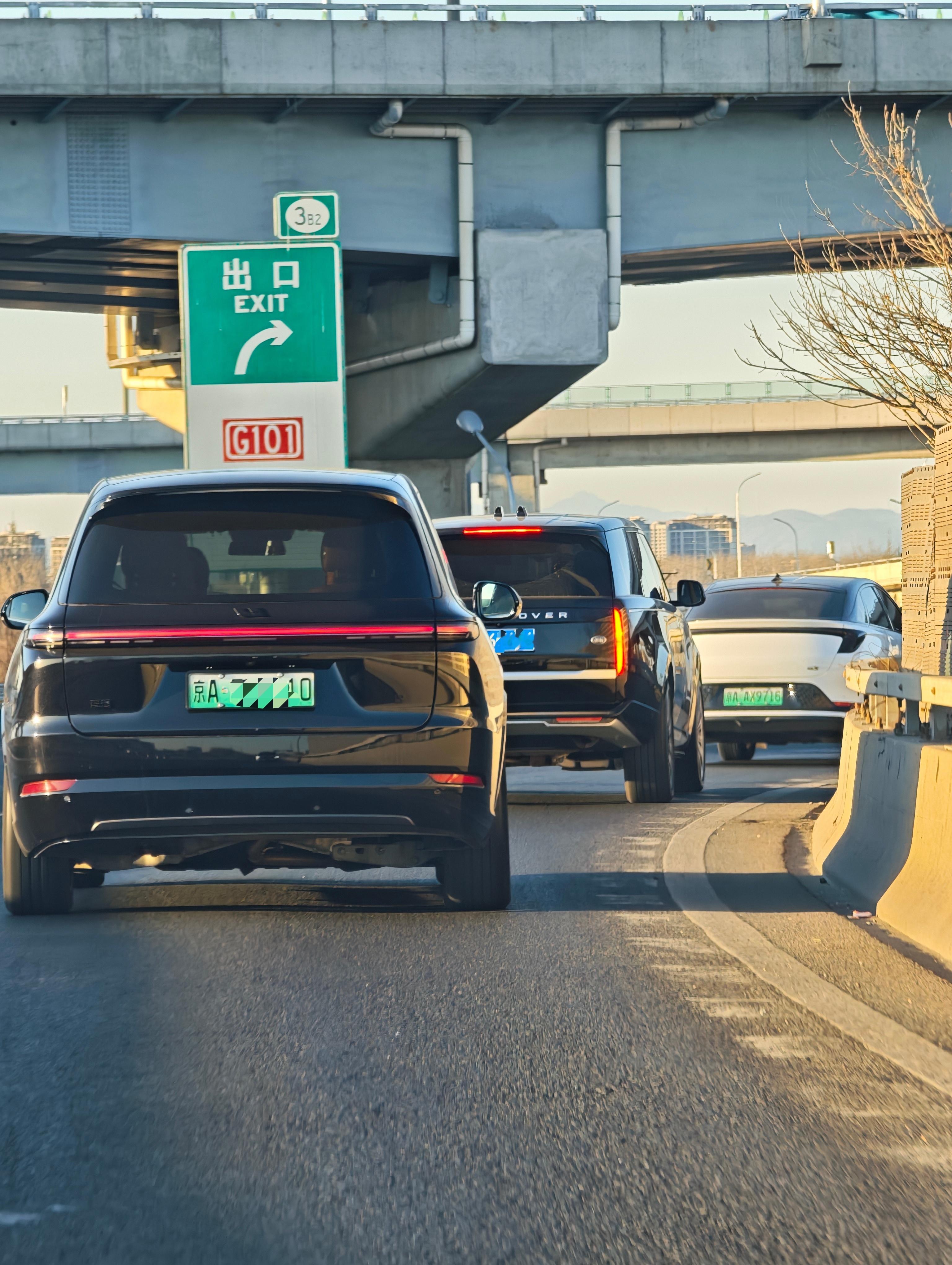其实大揽胜的轮胎也并不是很宽，低配275mm、即便顶配23寸的圈也只是285mm