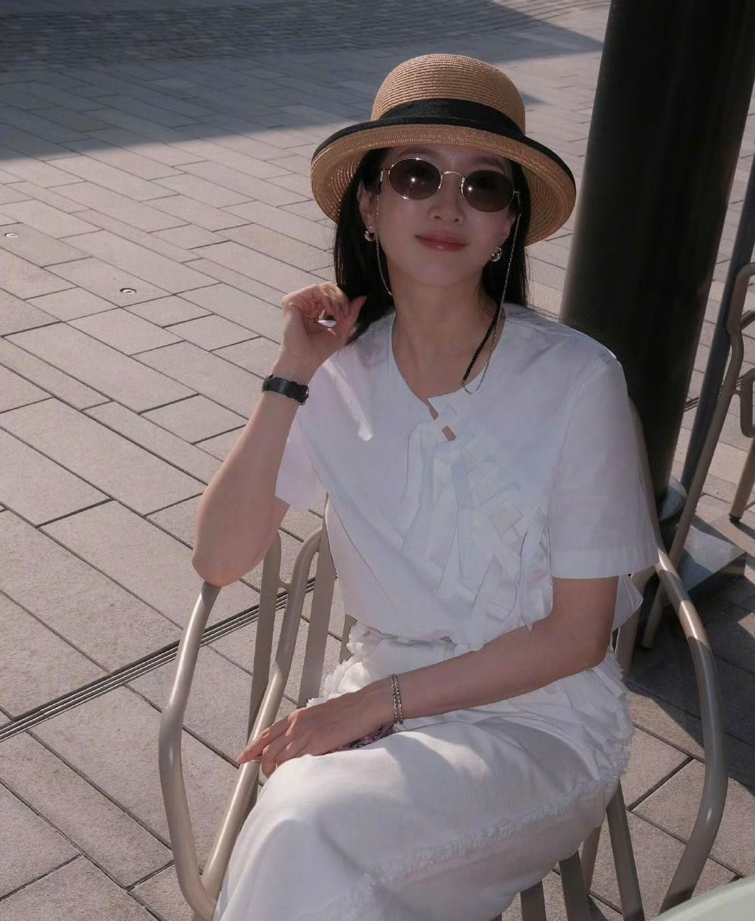 江疏影太美了吧，戴着墨镜也遮盖不了颜值。