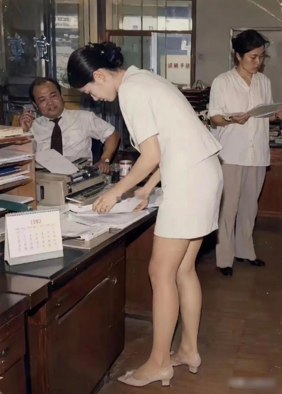 办公桌上没电脑，这绝对是老照片！