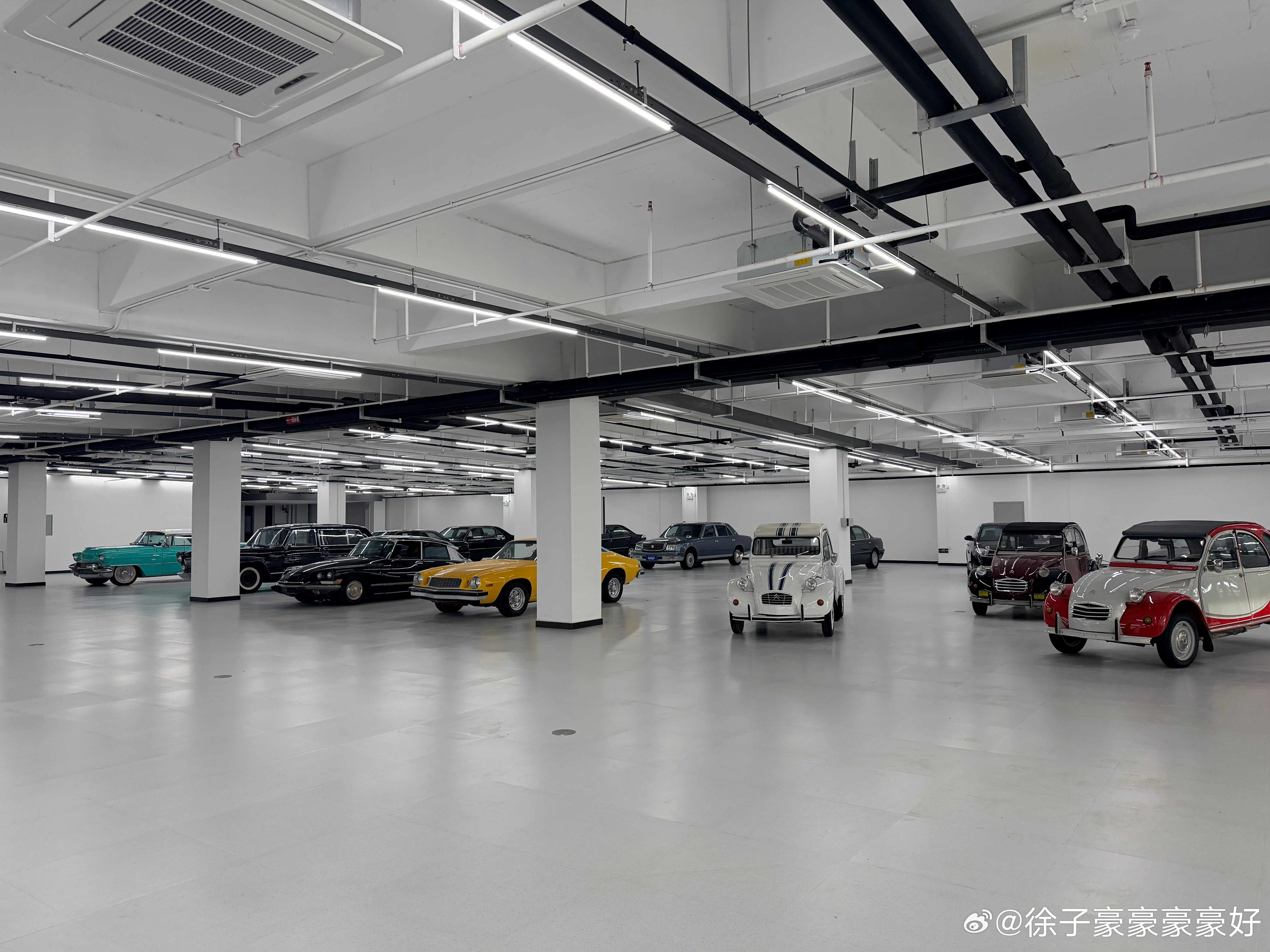 今天晚上车队老板带我们看他的车库，卧槽，我惊了……这都是玩完剩下的不玩了，然后也