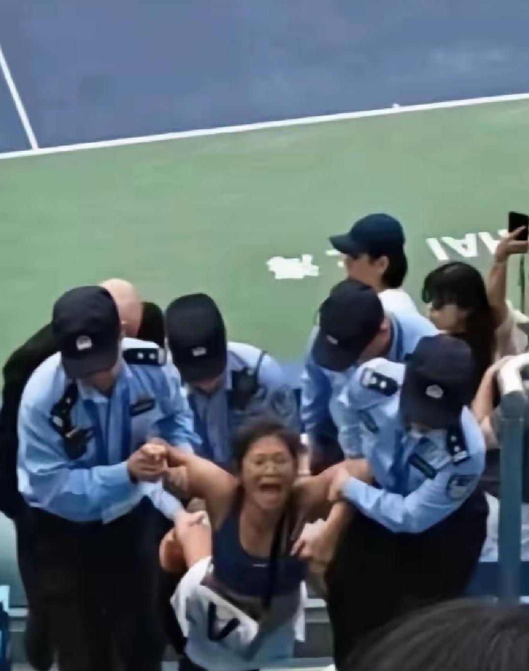 这个46岁的瑞典籍广州女人火了！他网球比赛中，在看台上不断发出全场都能听到的凄厉