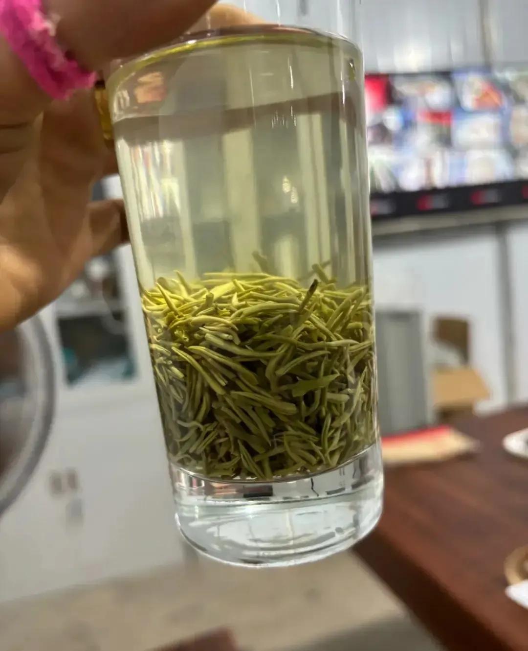 自己平时爱喝茶，一般的时候都爱喝红茶，总觉得比较暖胃而且茶叶的浓度也很高，很多朋