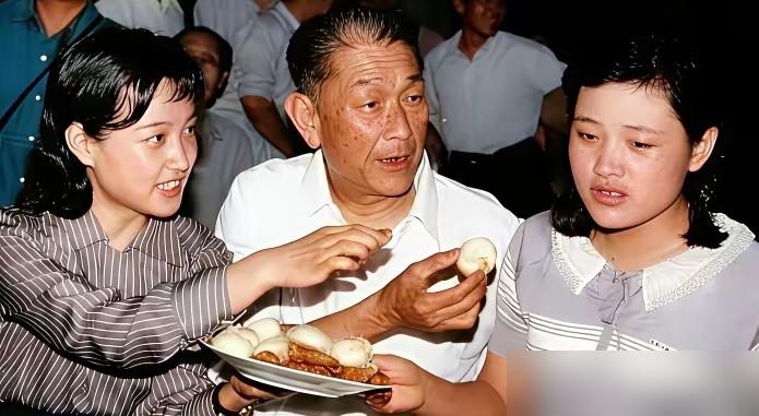 40年宿敌刘晓庆紧牵陈冲的手你敢信？2023年华表奖你瞧瞧刘晓庆一见陈冲就