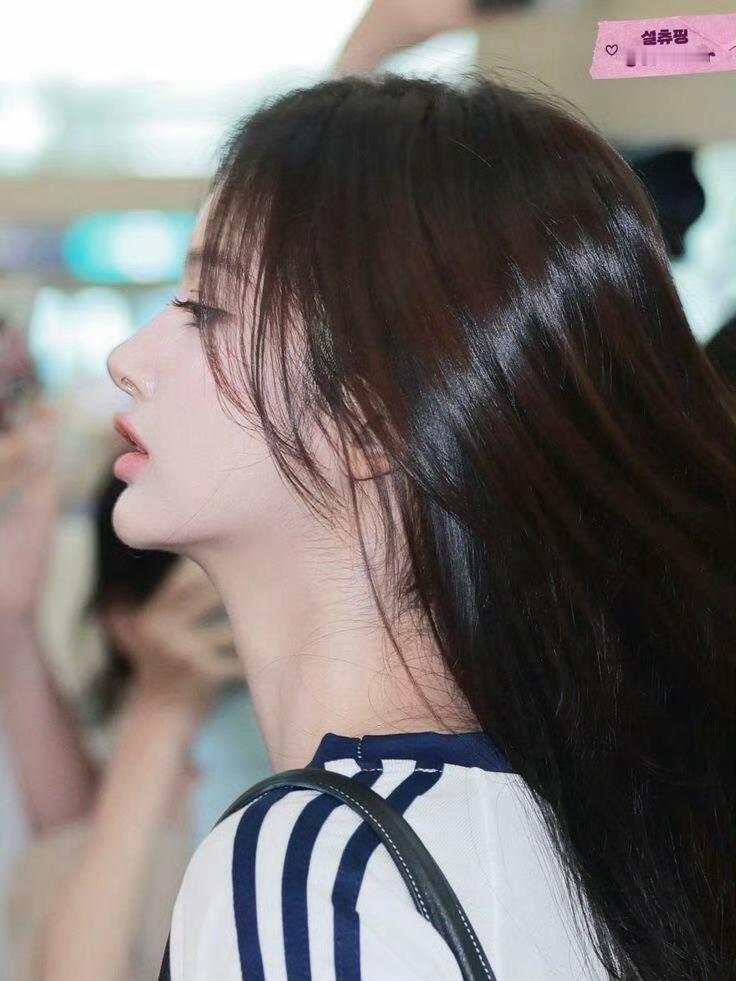 卧槽这是我第一次想用紧致来形容一个人的侧颜…..