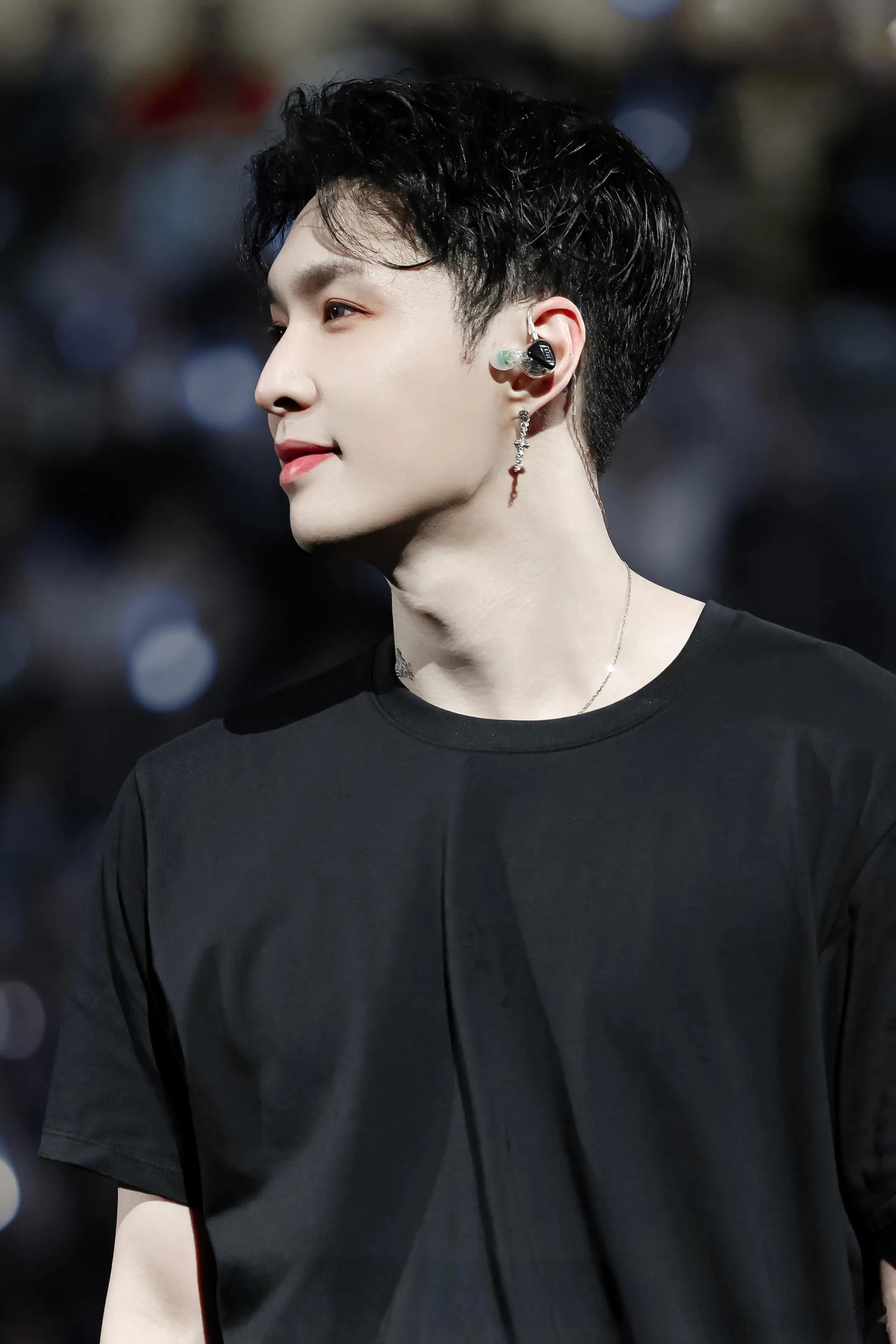 张艺兴发文道歉我觉得这事儿张艺兴真没毛病，该吐槽的是SM公司。张艺兴为了见面会提