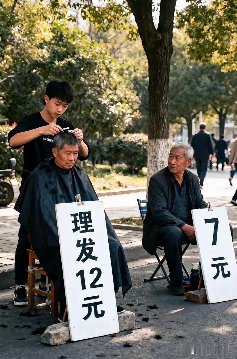 路边摆摊理发的小伙子，把价格从7元提高到12元，周边摊还维持7元。可奇怪的是