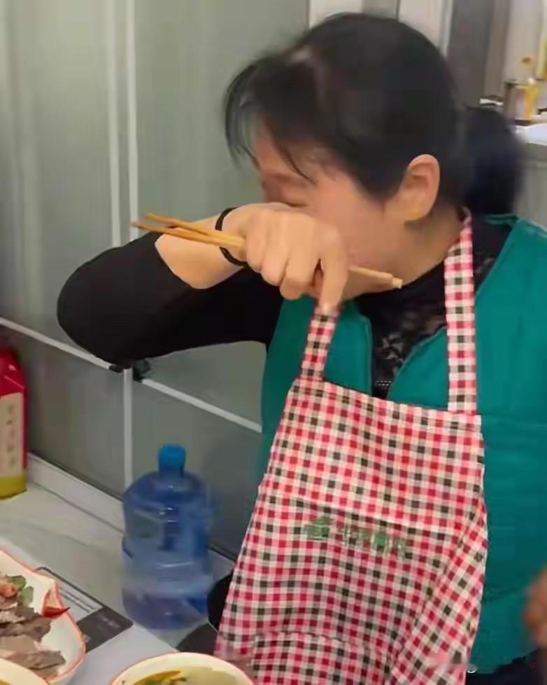“吵翻了！”一母亲每月给上大学的儿子1500块生活费，她嫌儿子不知道省着花，一天