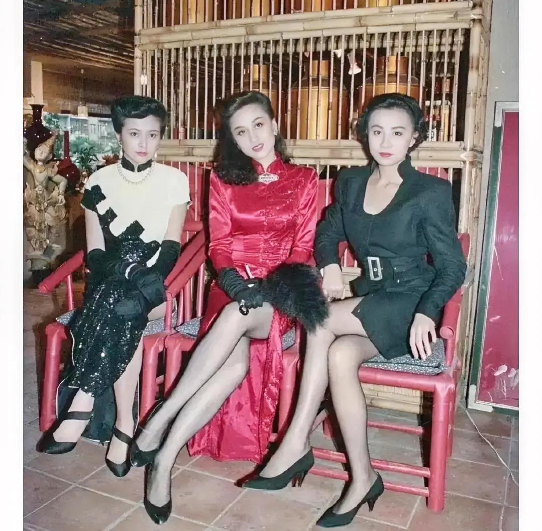 这是一张90年代拍的照片，照片中的三位港星分别是利智、刘嘉玲和关之琳。当时的他们