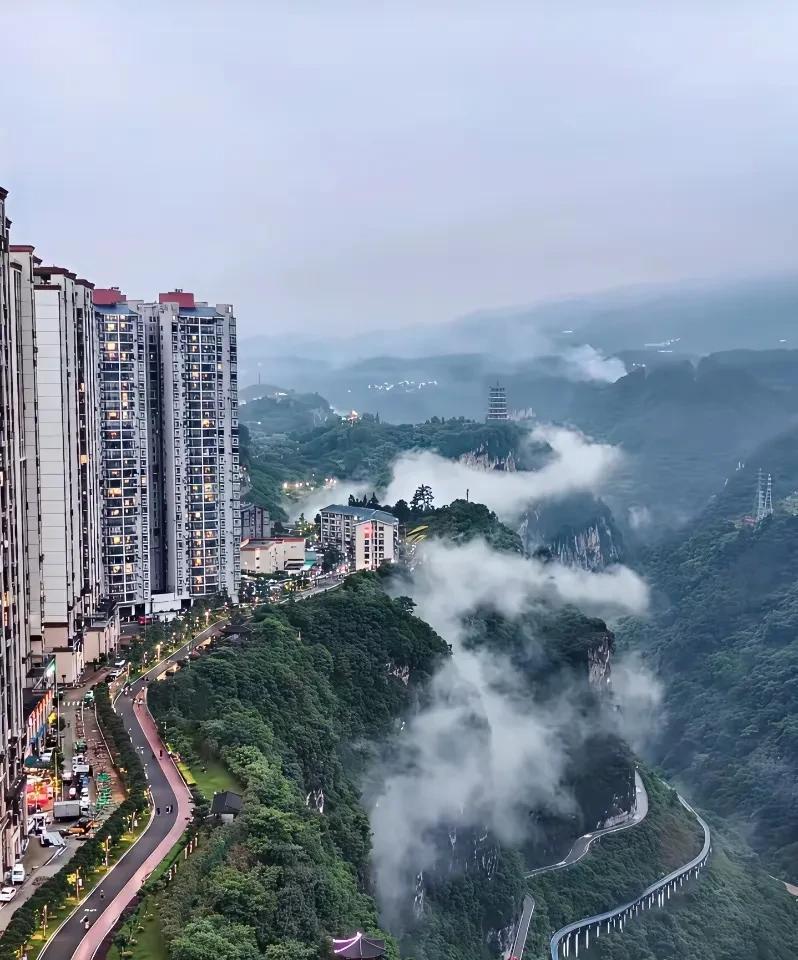 请问朋友们，这是哪里，是真的存在还是P的，如果是真的风景确实美但并不安全