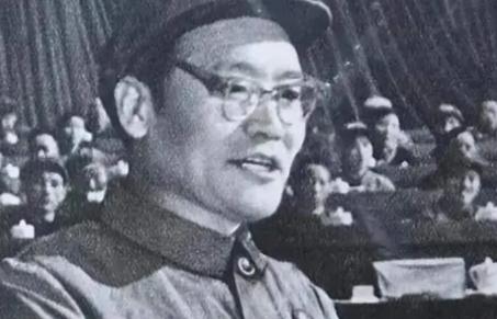 1951年，毛主席专列停靠许昌，眼前站着一个28岁的年轻人。听完汇报，毛主席突然