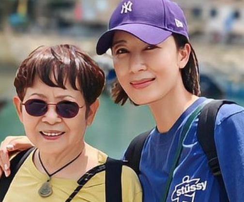 5月10日晚，杨怡在社交平台晒出和妈妈以及子女的照片庆祝母亲节，并配文“因为有你
