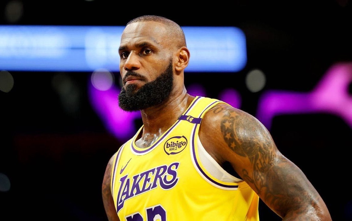 雷迪克：“勒布朗已经不再是八年前那个主打控卫的勒布朗了，尤其是如今联盟的全场紧逼