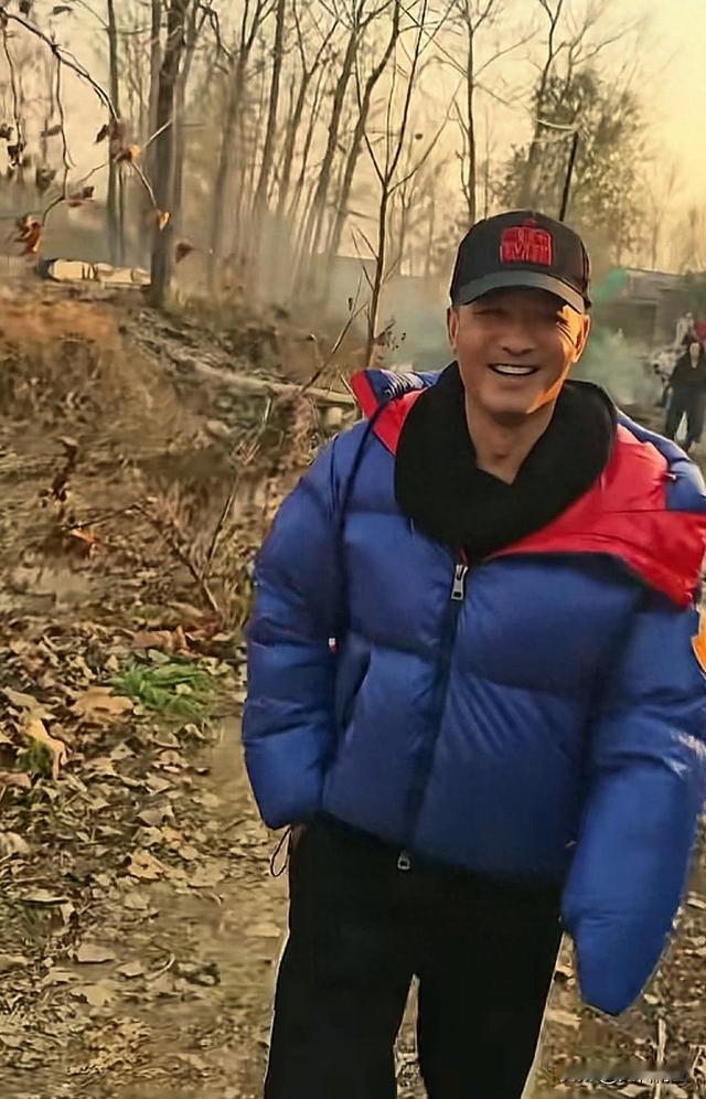 郭晓东带程莉莎回山东老家，这画面也太接地气了！程莉莎穿着高跟鞋、赫本风套裙去刨白