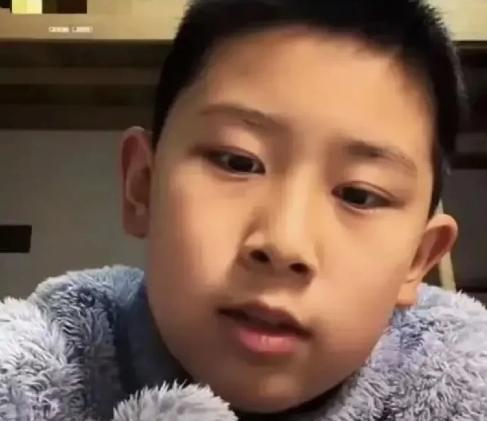 “看哭了！一个9岁男孩发视频说：我妈妈37岁，失业后就再也找不到工作了，每个公司