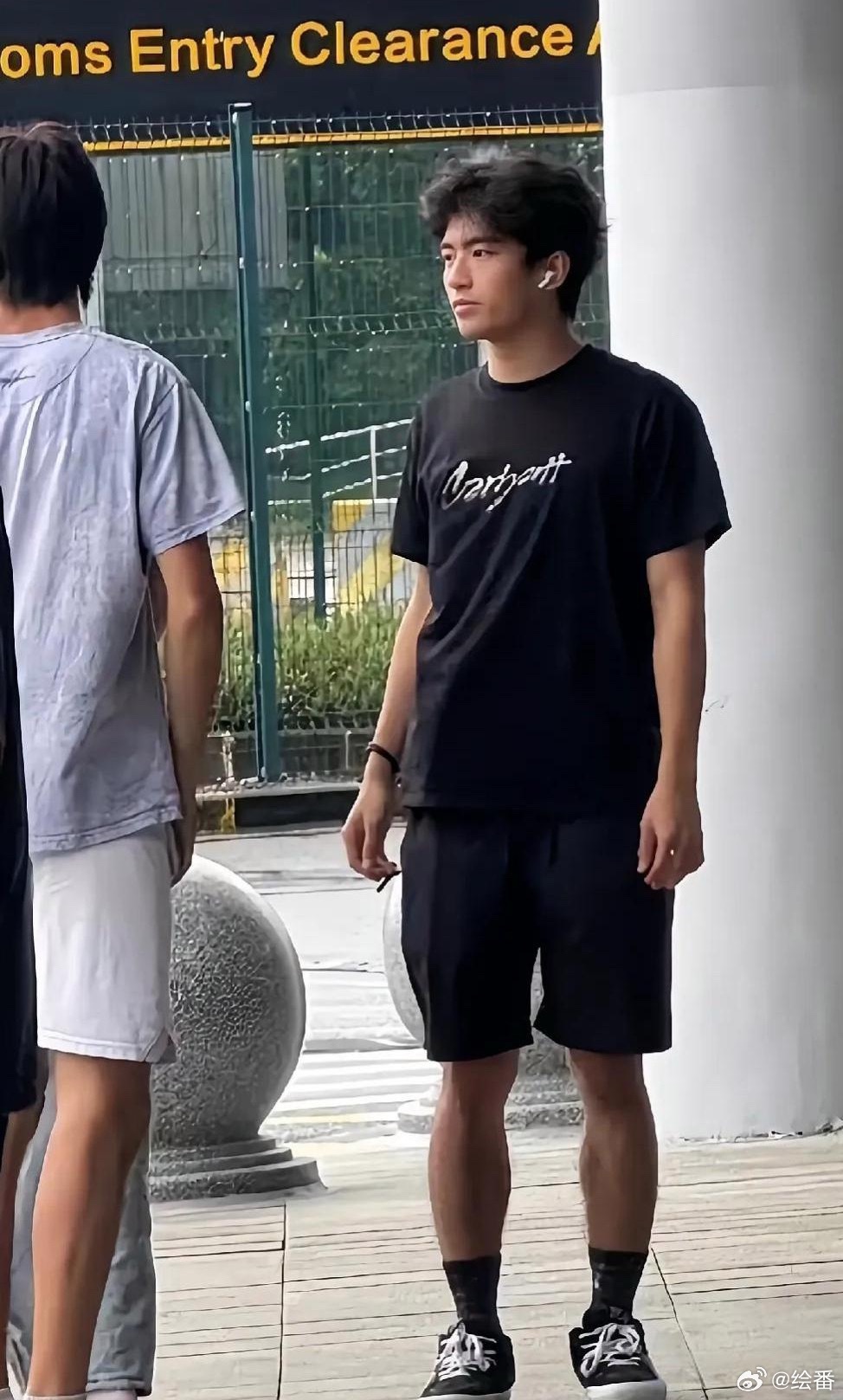 感觉长腿毛很碍眼，男人能不能毛发管理一下啊
