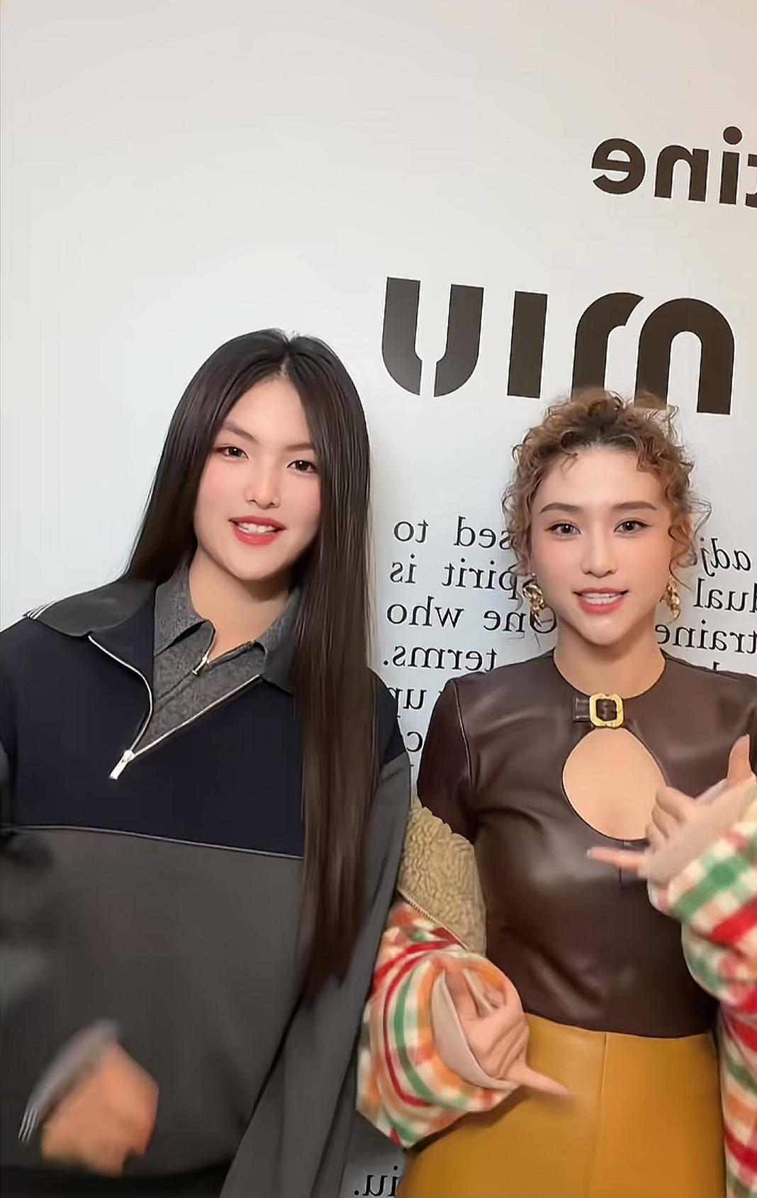 谁懂啊！何超莲王诗龄同框居然这么搭✨谁能想到何超莲和王诗龄同框跳手势舞会这