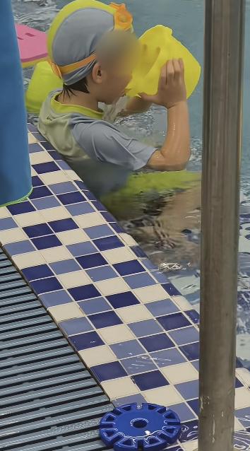 这家长心也够大的！陕西西安，一女子带着儿子去泳池游泳，谁知孩子突然拿起一个桶，盛