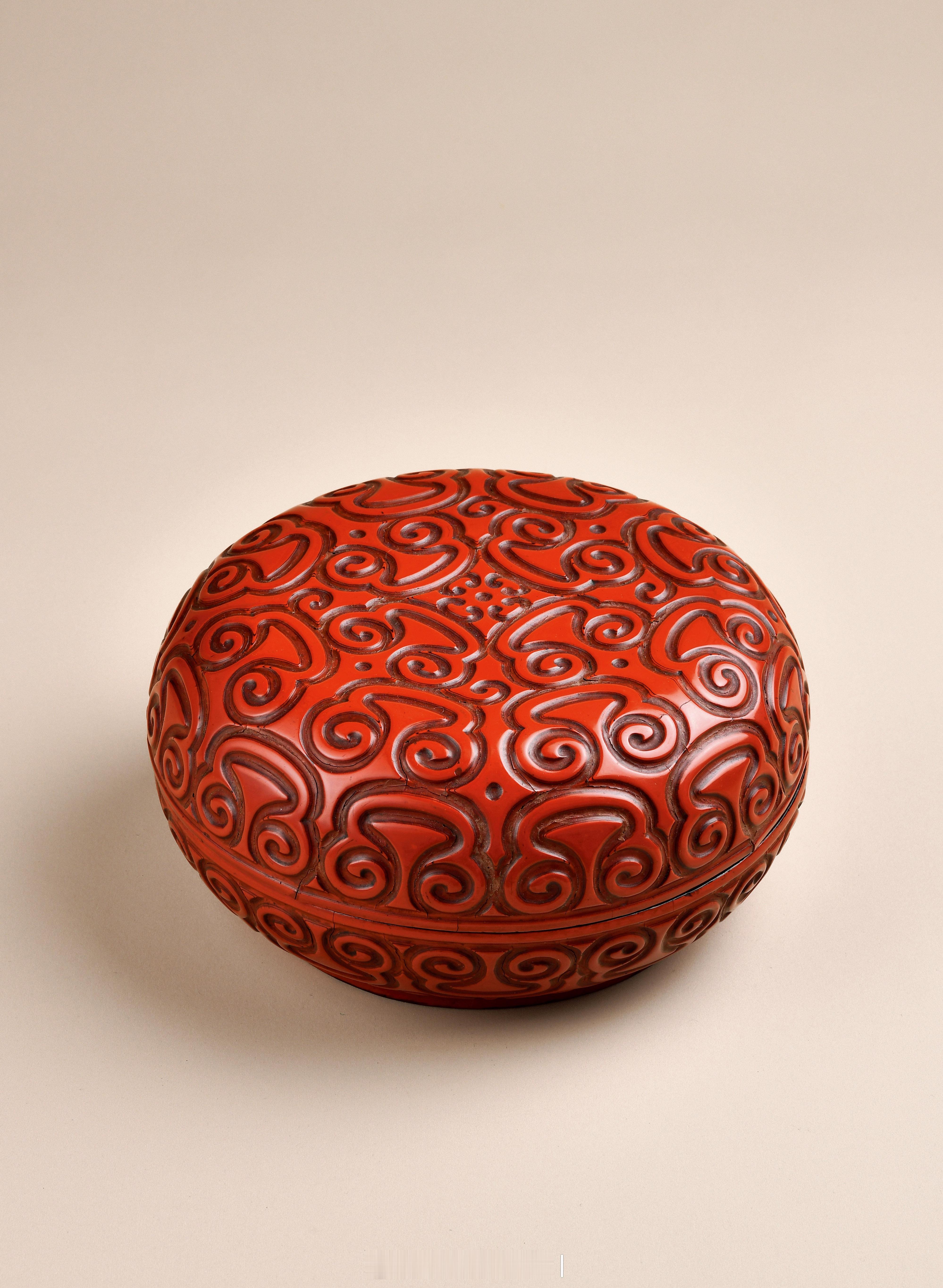 髹饰录|明红面剔犀如意云头纹捧盒器作扁盒状，木胎，经髹饰朱红大漆剔刻而成，