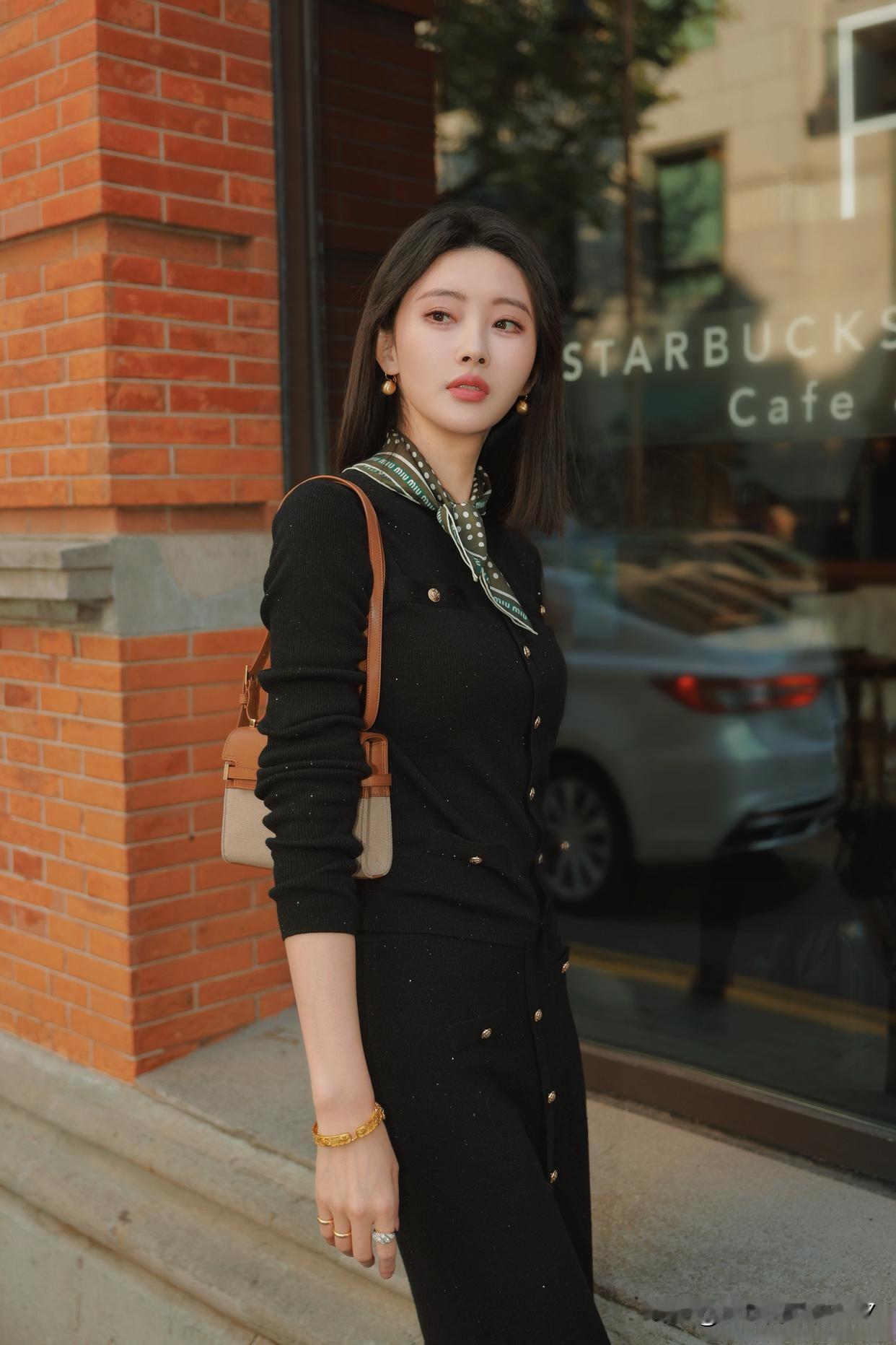 星巴克真是都市风尚的代名词，那优雅黑衣的咖啡师穿梭其中，氛围感直接拉满。十几年