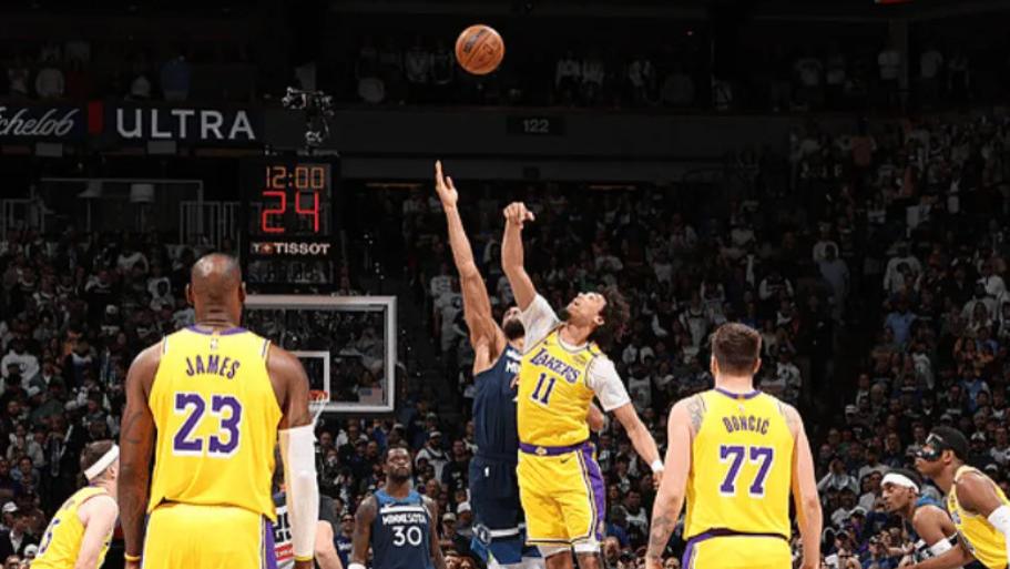 湖人1-2落后!詹姆斯创NBA第1纪录,东契奇带病5失误,华子29+8+8