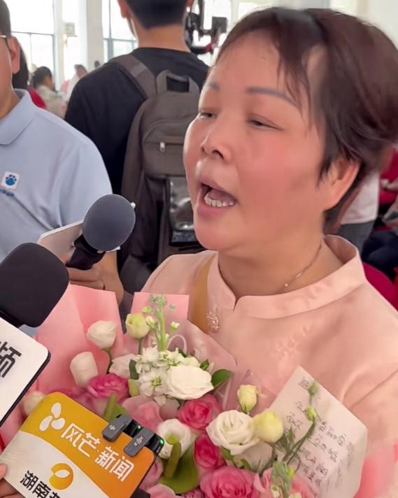发现没就叶锐聪妈妈这个面相圆润又有气色一看就是有福气之人尤其是笑起来的样