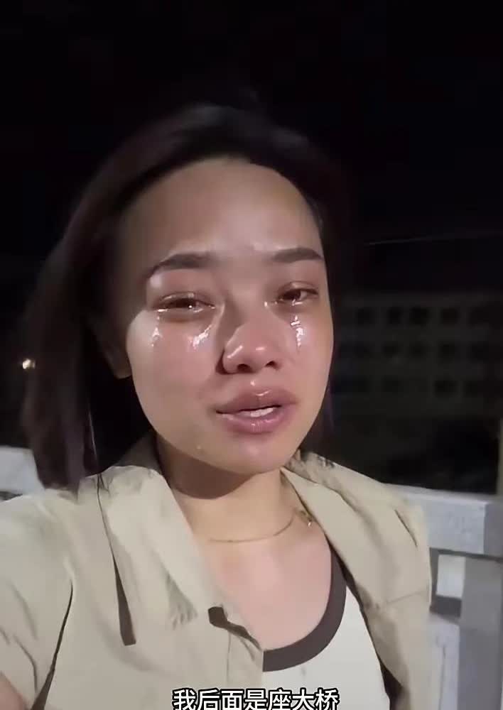 28岁女子负债220万在大桥徘徊，没跳是怕家人没人管。这姑娘农村出来的，15岁就