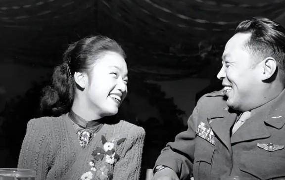 1948年，年轻漂亮的国军上校妻子陈愉照顾丈夫住院期间，惨被欺负，事后，院方劝她