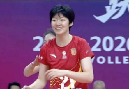 着实让人疑惑！中国女排其余队员悉数登场，唯独一人被赵勇牢牢摁在替补席上，连一秒钟