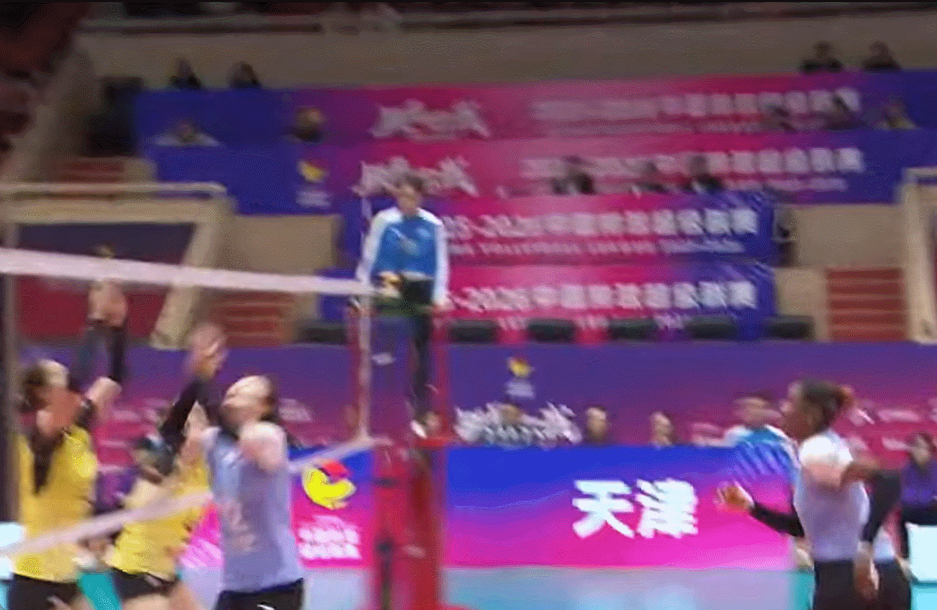 天津渤海银行女排排超联赛杨柳和孟豆抢网口球……