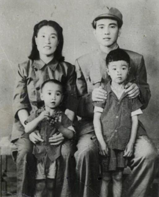 1951年，刘青山被处死，十几年后，他的大儿子考上了石油学院，却因政审被拒。于是