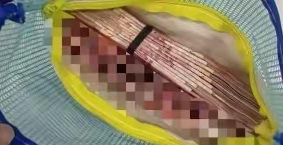杭州，17岁女生在公厕发现一个文件袋，打开后大吃一惊，里面居然有大量现金！但小姑