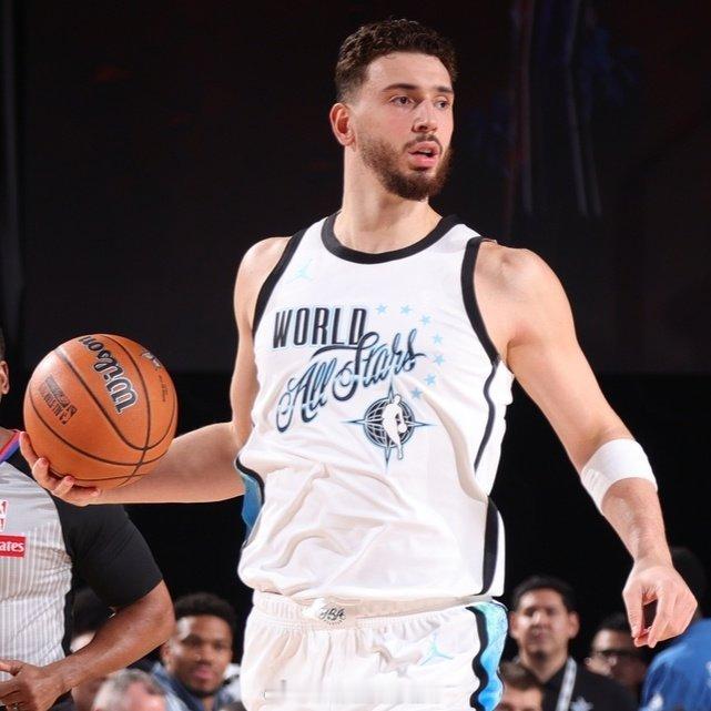 记者：“联盟目前最大的问题是什么？现在最好的球员是谁？”申京表示：“我觉得联盟里