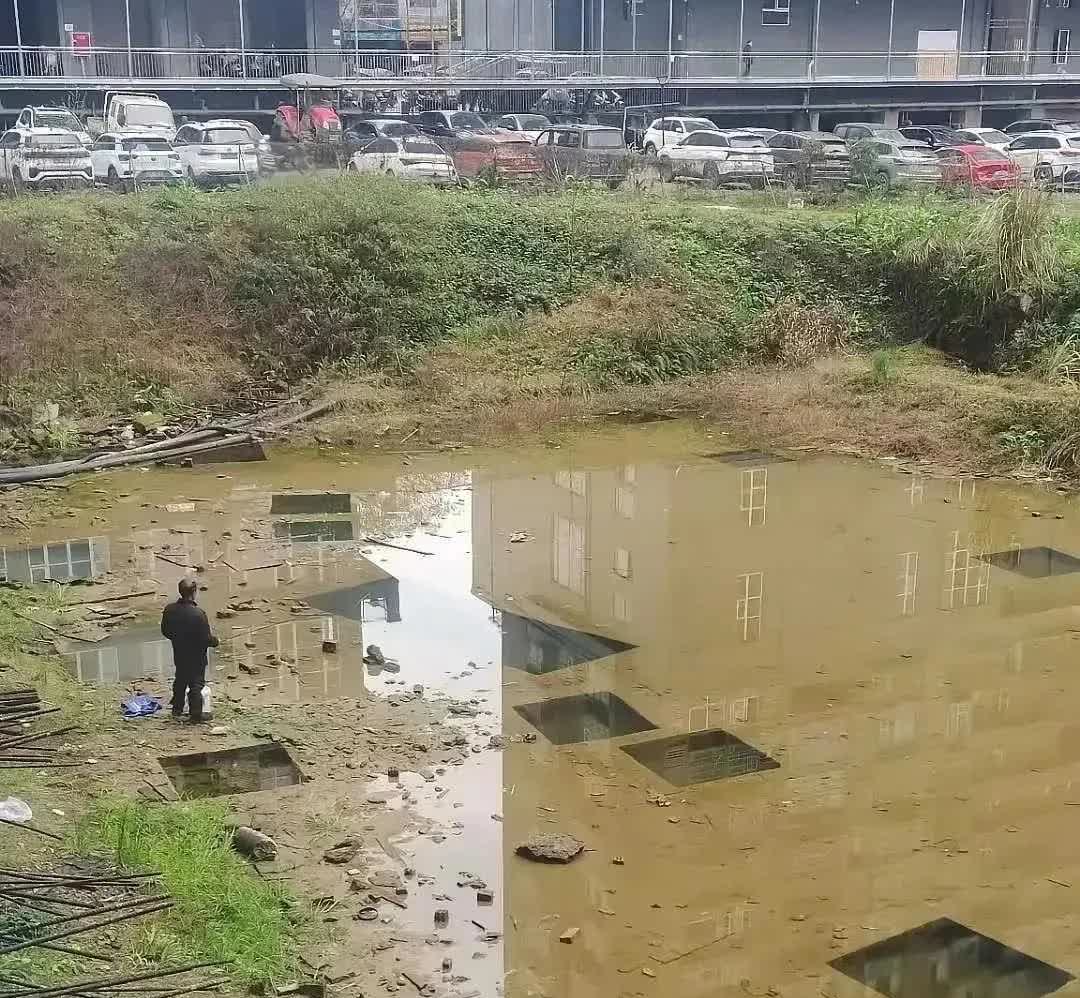 烂尾16年的楼基础，已经成为了钓鱼人的天堂。