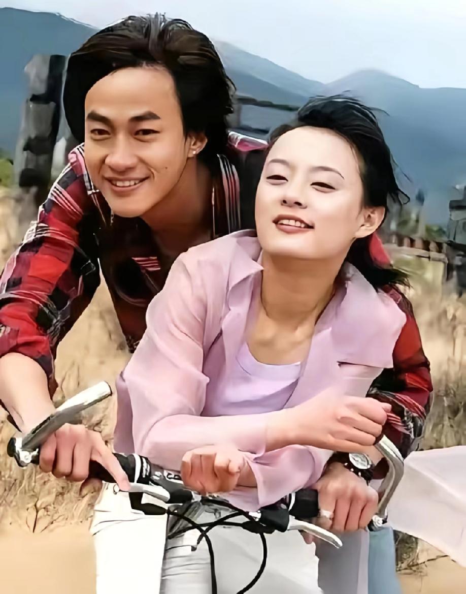 2002年，拍摄《玉观音》时，何润东对孙俪一见钟情，但那时两人不熟，何润东不敢轻