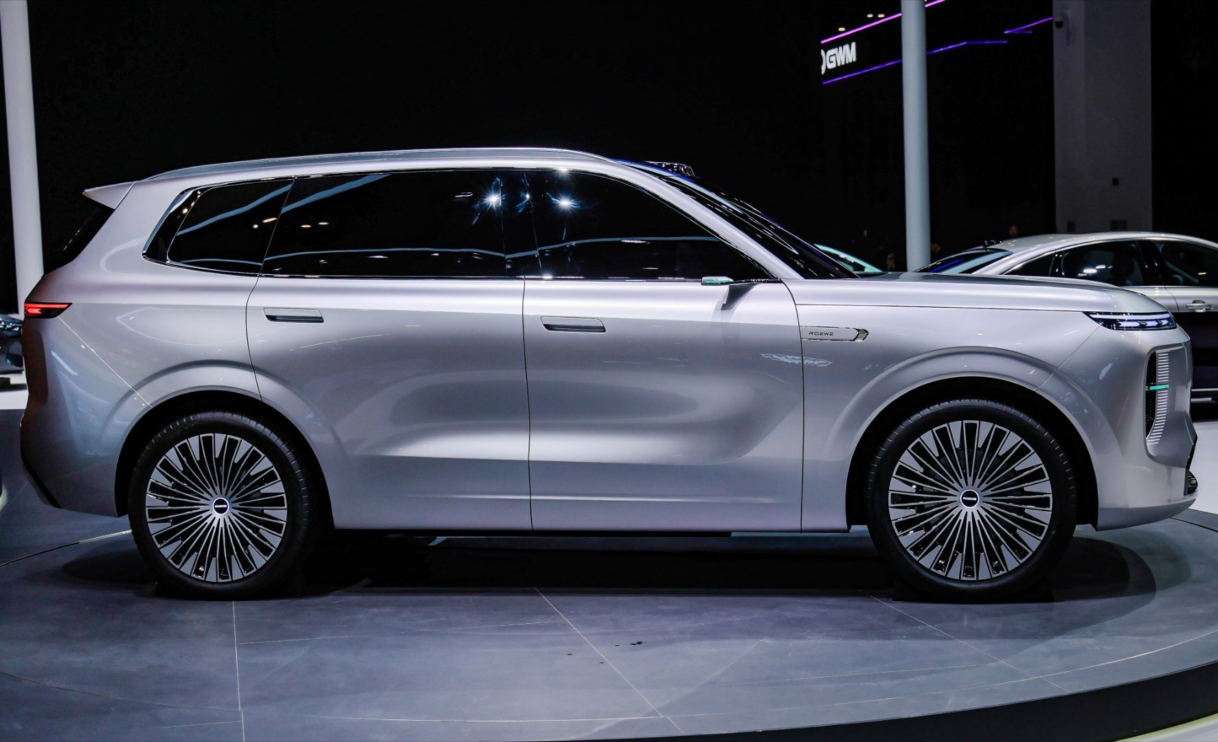 补一些北京车展要发的溜达去上汽展台看了下荣威的家越07概念车。这个AI时代，人人