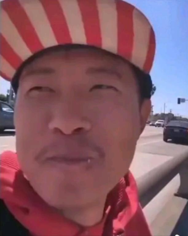 润人甜甜圈王伟恒连续两天被开罚单。第一次在24号，给他开了一张罚单，旁边三个帐篷