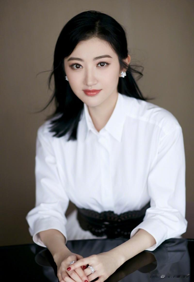 景甜的美，是那种你第一眼惊艳，第二眼沦陷的气质型。她不是那种靠浓妆硬凹的