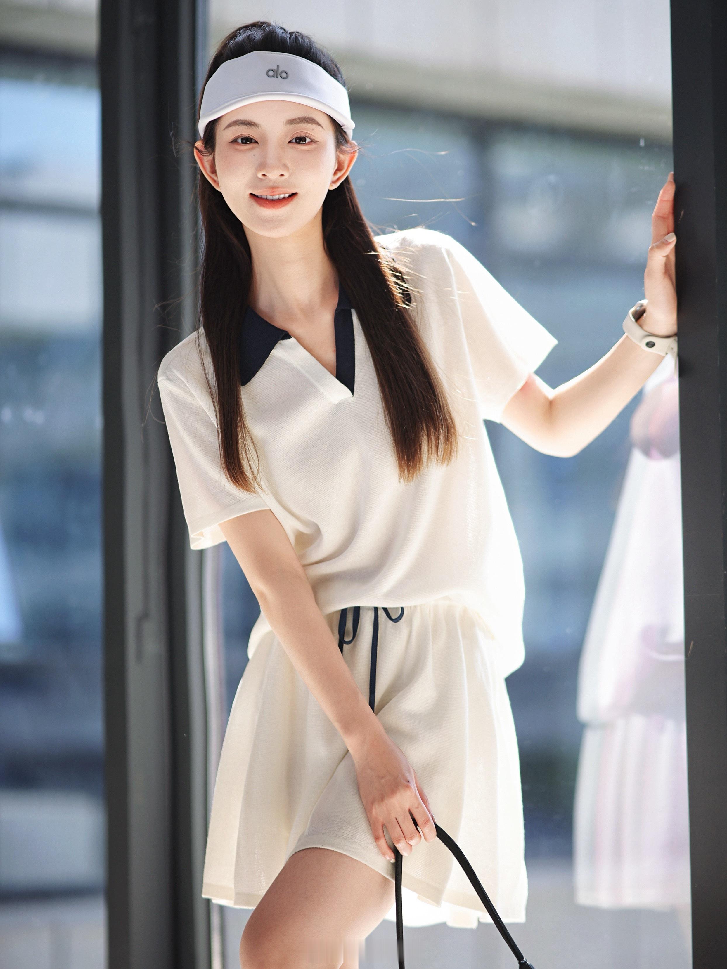 是一起出门打球的季节🏸！清凉天丝材质不仅舒服还透气撞色polo领+裙裤不