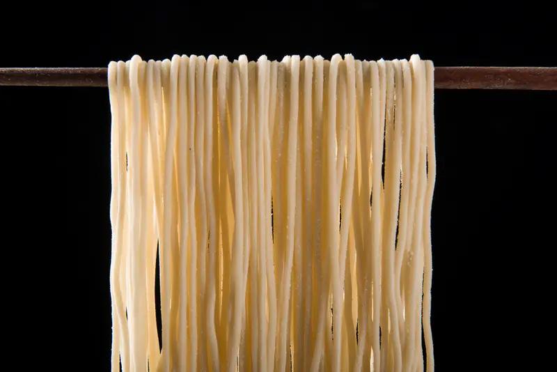 山东邹平这事儿太离谱了！11月23日晚央视财经曝光，邹平魏桥镇有个“生产车间”，