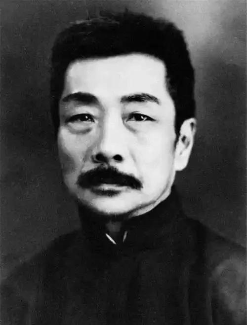 鲁迅月薪300大洋却被骂穷书生，他临终前连9240元欠薪都没要回。1916年