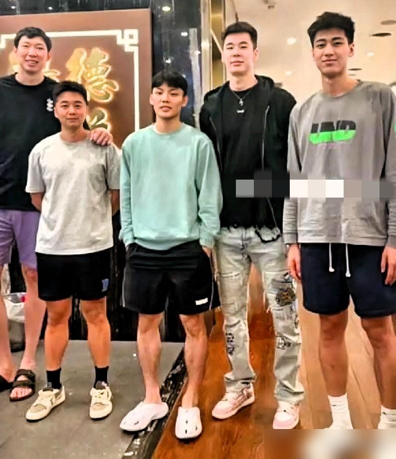 国家队在集结，周琦在美国。洛杉矶一场饭局，照片传回国内。饭桌上，是徐杰、郭昊