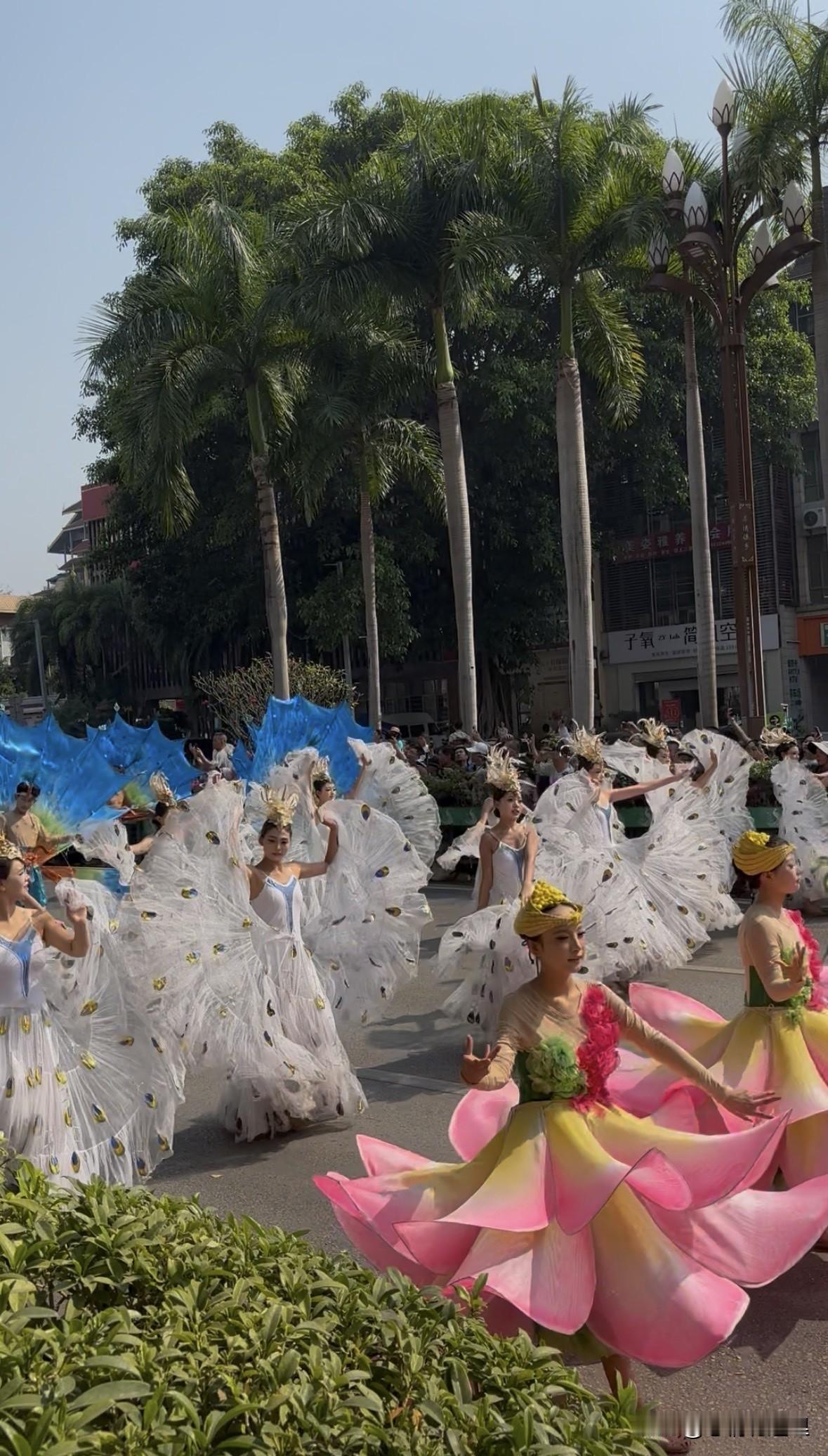 西双版纳景洪市泼水节期间的花车巡游和民族文化的展示，有惊艳人的美。用一张图