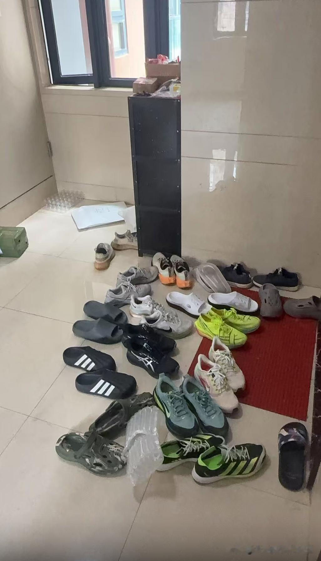 我家才惨，以前的邻居搬走了，新来的租客就是这个德行。门口的鞋超级