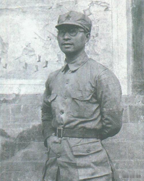 1935年，陈赓在红一军团第一师担任师长期间拍摄的老照片。在长征初期，陈赓担任的