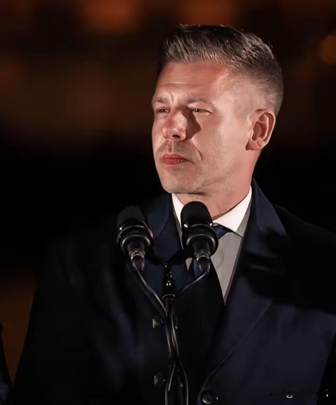 匈牙利新当选总理彼得·马扎尔一当选就凸显了他的强硬。他现在不仅仅要彻查欧尔班政