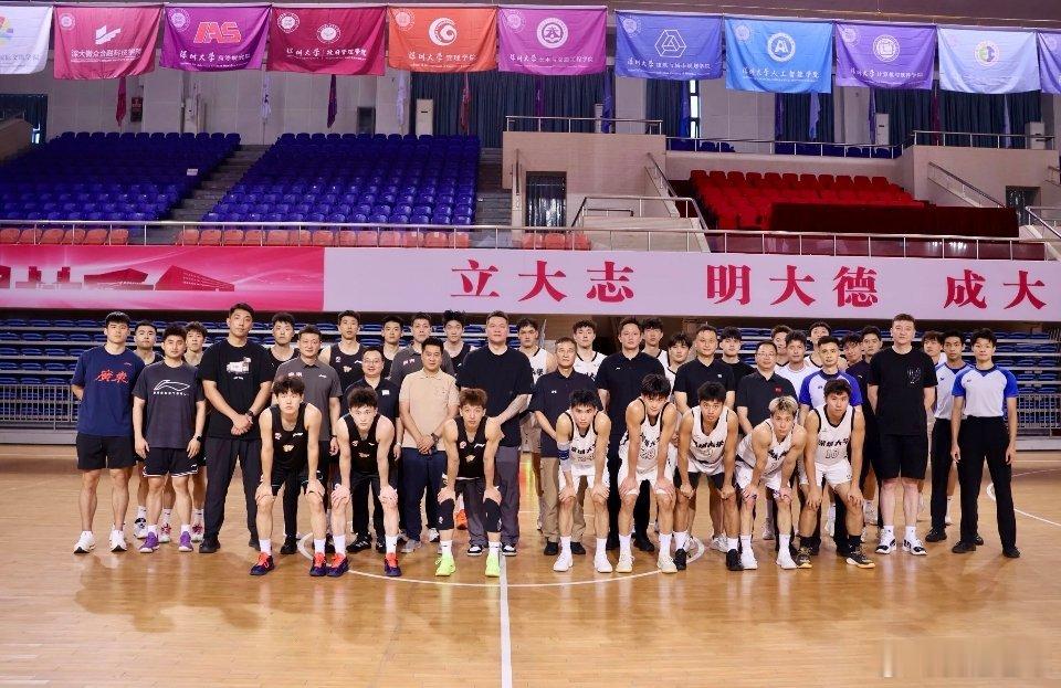 休赛期广东队前往深圳南山，和深圳大学男篮进行了一场教学赛，任骏威指导带队，张皓嘉