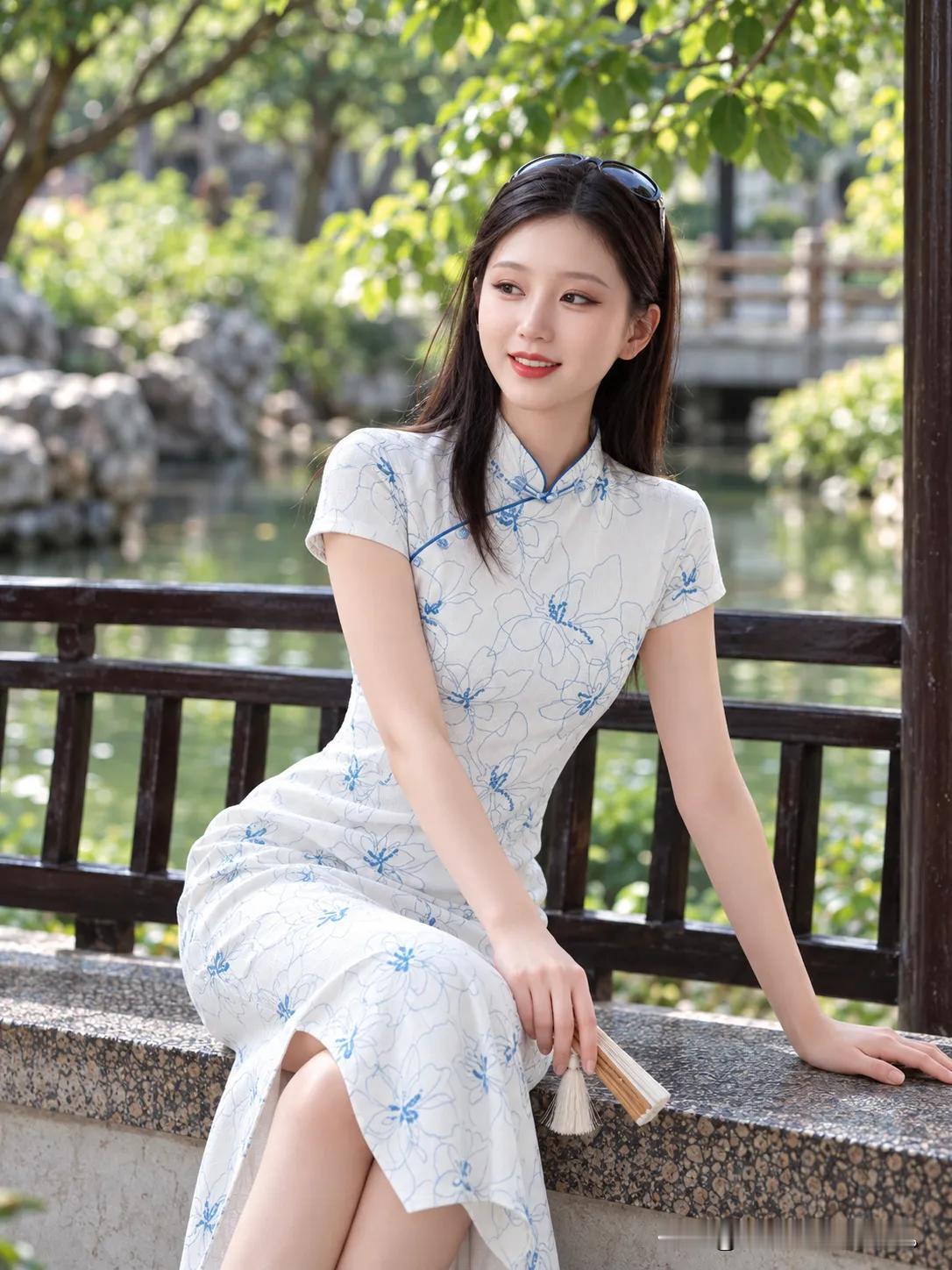 蓝白旗袍配小折扇，江南园林里的美少女太绝啦！旗袍之外的温婉温柔旗袍风……